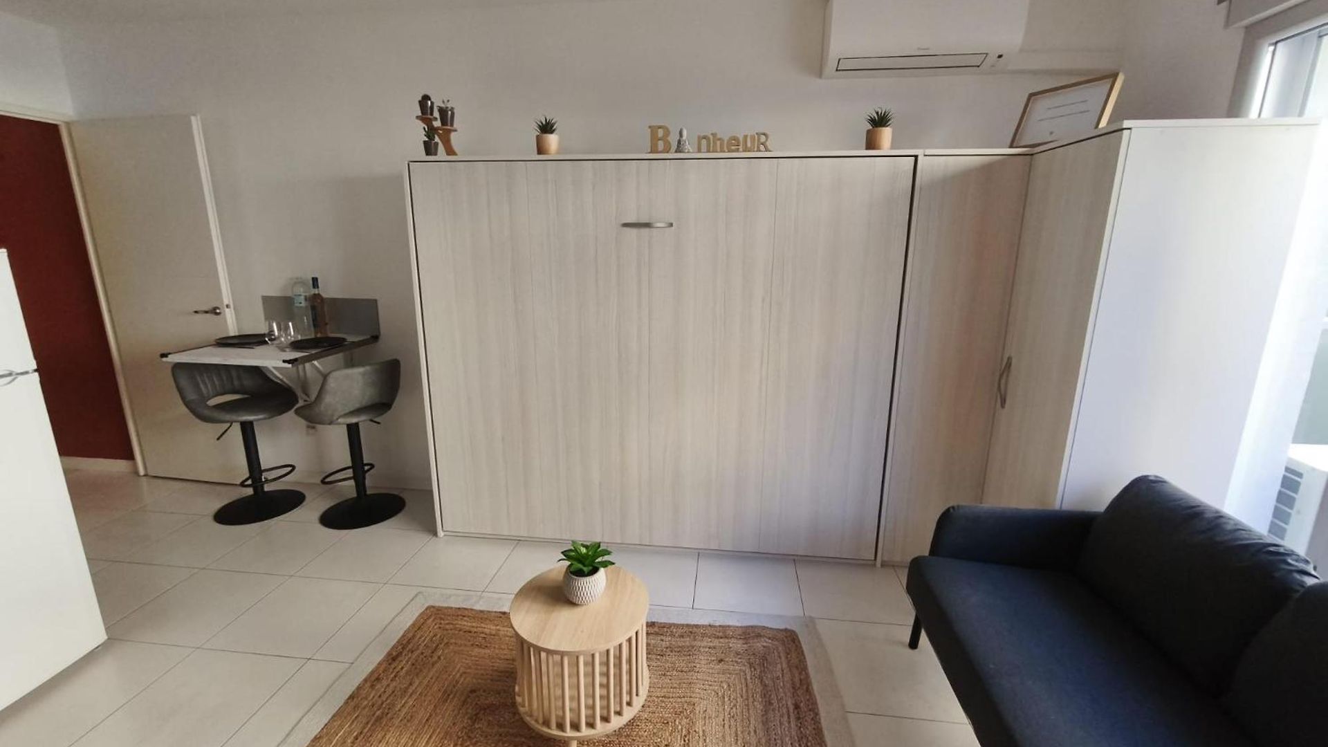 Appartement Calme Et Paisible, Climatisé Avec Terrasse Au Dernier étage, 100m Du Tramway Et 20 Min De La Promenade Des *