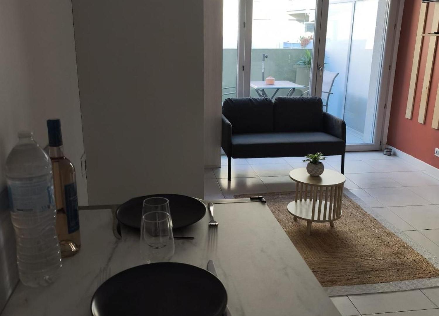 Appartement Calme Et Paisible, Climatisé Avec Terrasse Au Dernier étage, 100m Du Tramway Et 20 Min De La Promenade Des *