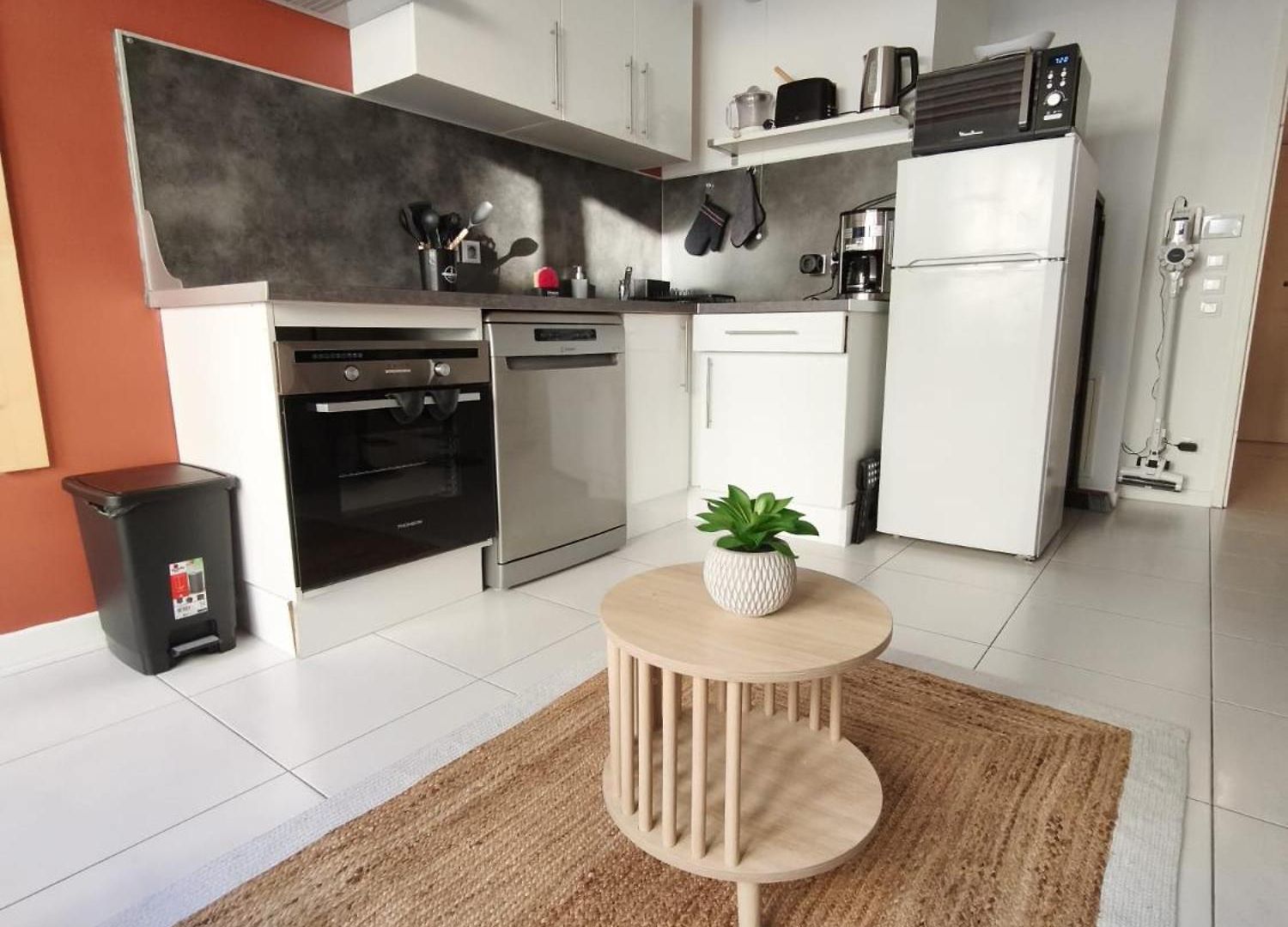 Appartement Calme Et Paisible, Climatisé Avec Terrasse Au Dernier étage, 100m Du Tramway Et 20 Min De La Promenade Des *
