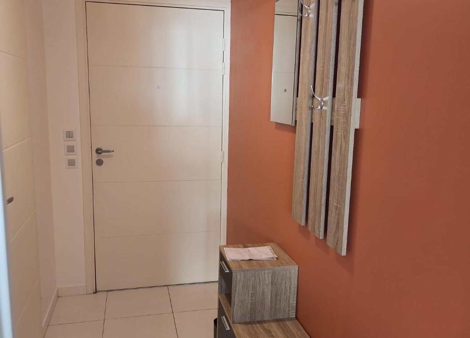 Appartement Calme Et Paisible, Climatisé Avec Terrasse Au Dernier étage, 100m Du Tramway Et 20 Min De La Promenade Des Nice