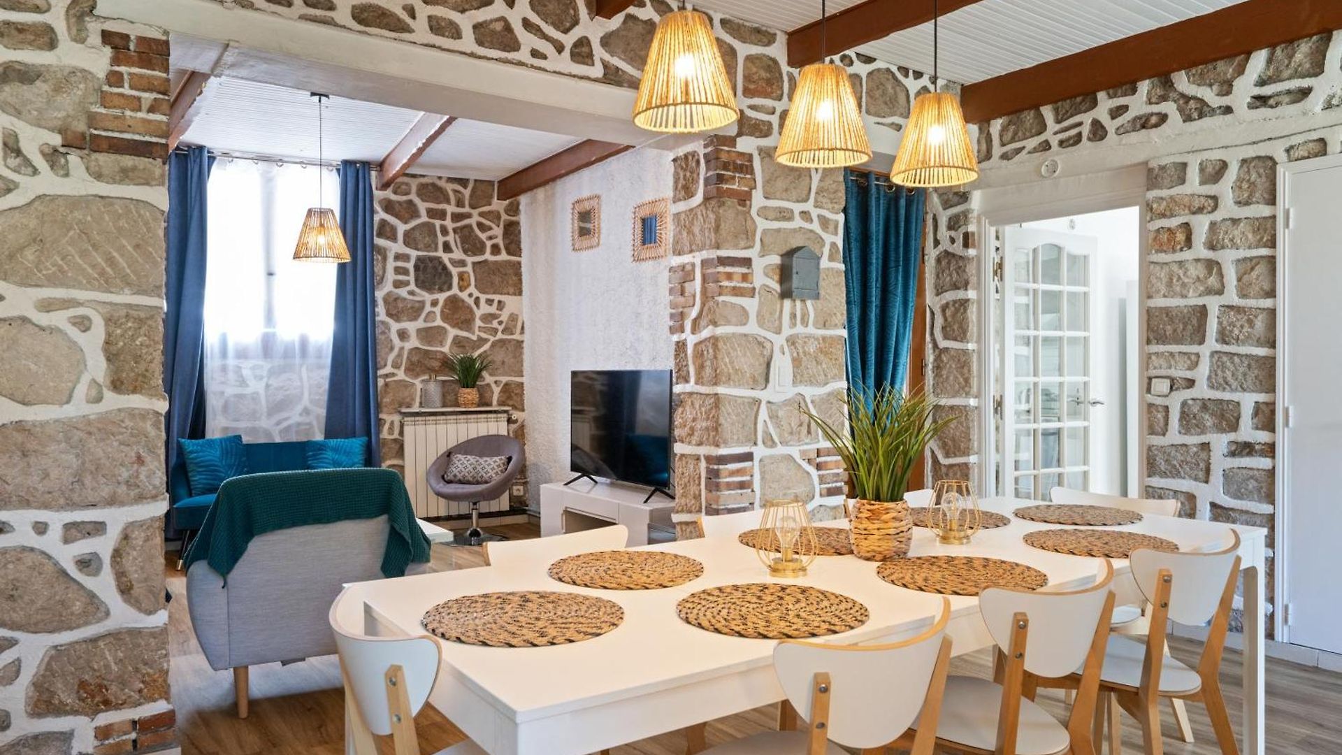 Hébergement de vacances Maison De Familiale, 5 Chambres, Terrasse, à 20 Minutes Du Centre *