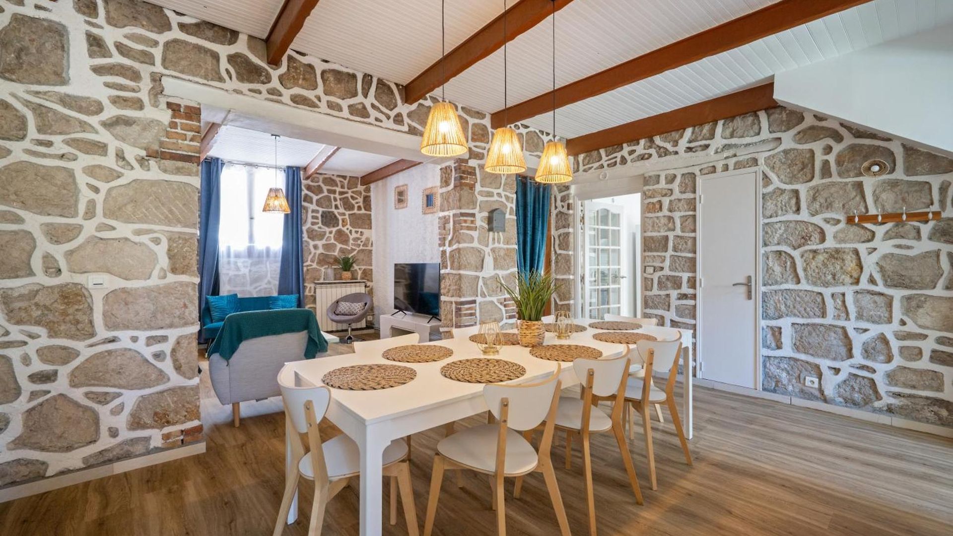 Hébergement de vacances Maison De Familiale, 5 Chambres, Terrasse, à 20 Minutes Du Centre Nice