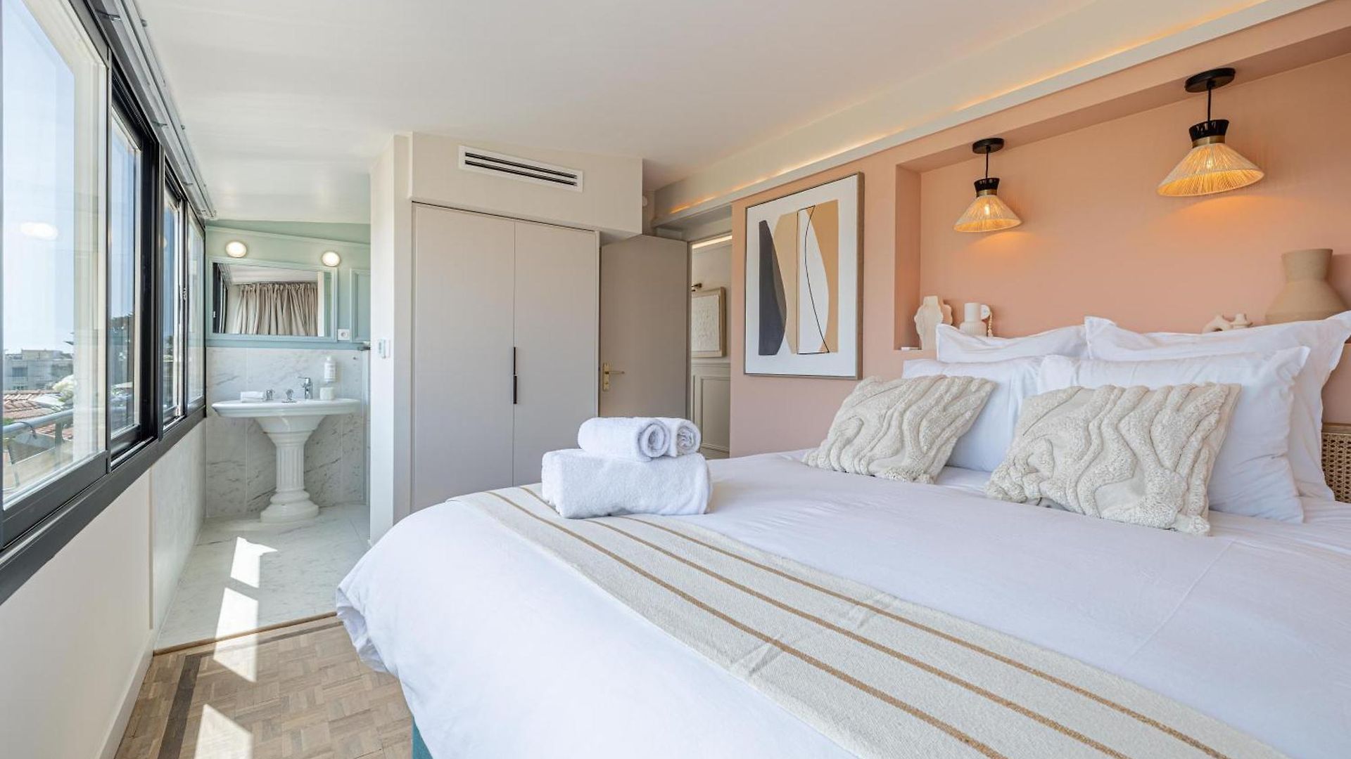 Luxurious Penthouse, 2 Bedroom Suites, 3 Spacious Terraces, Gorgeous Views Of Mountains And Sea, * Nice