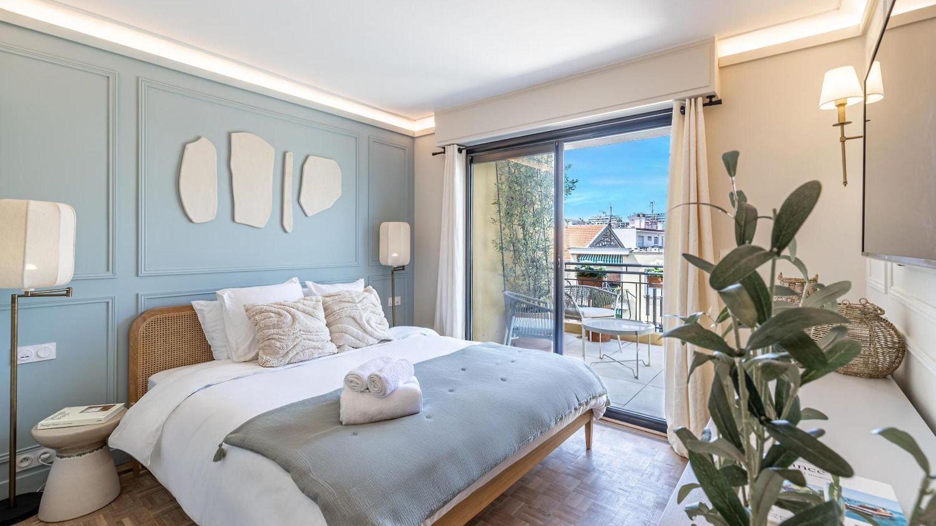 Luxurious Penthouse, 2 Bedroom Suites, 3 Spacious Terraces, Gorgeous Views Of Mountains And Sea, * Nice