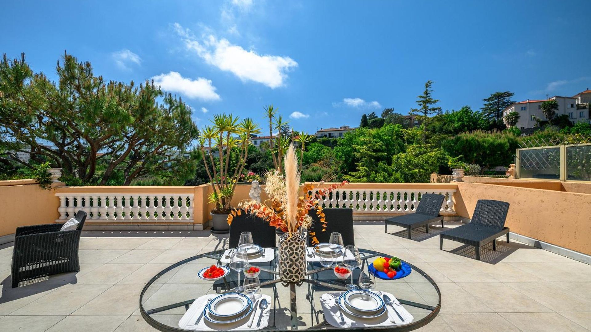 Fabron, Terrasse & Piscine Dans