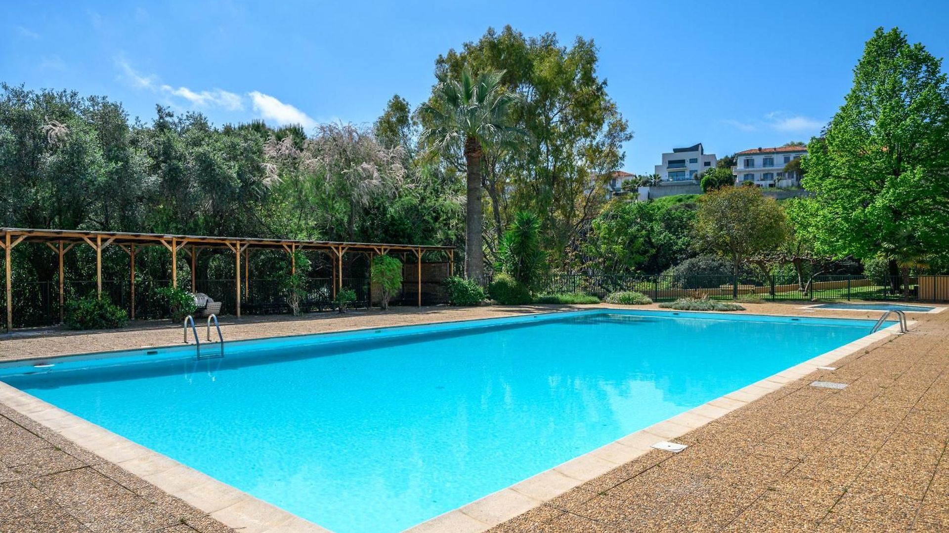 Fabron, Terrasse & Piscine Dans Apartment