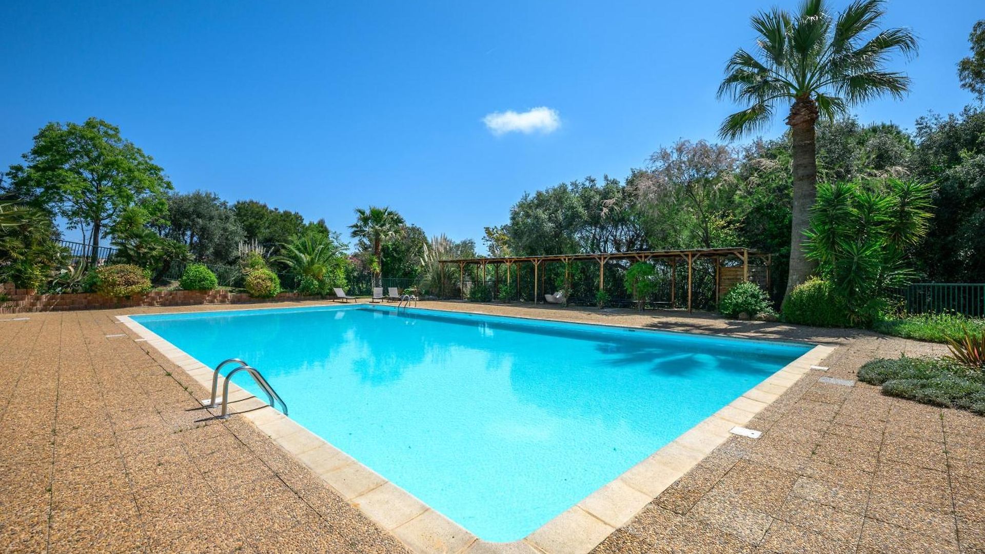 Fabron, Terrasse & Piscine Dans