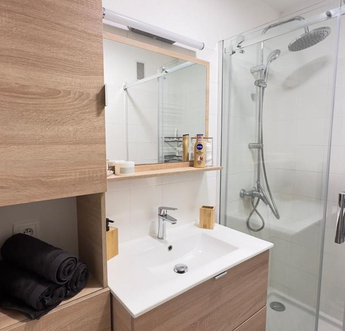 Charming And Spacious Two-room With Terrace And Ac Apartment