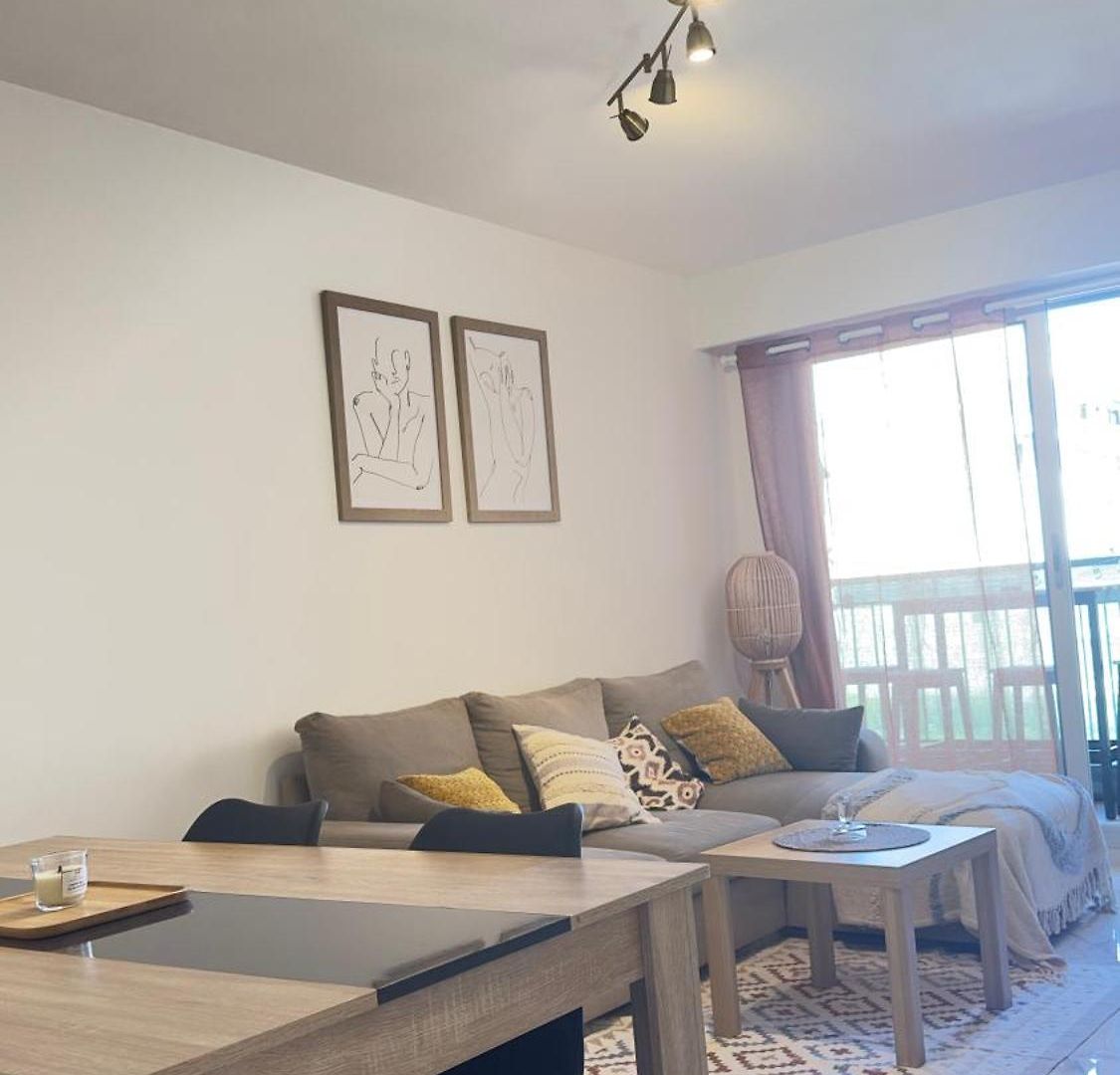 Charming And Spacious Two-room With Terrace And Ac Apartment *