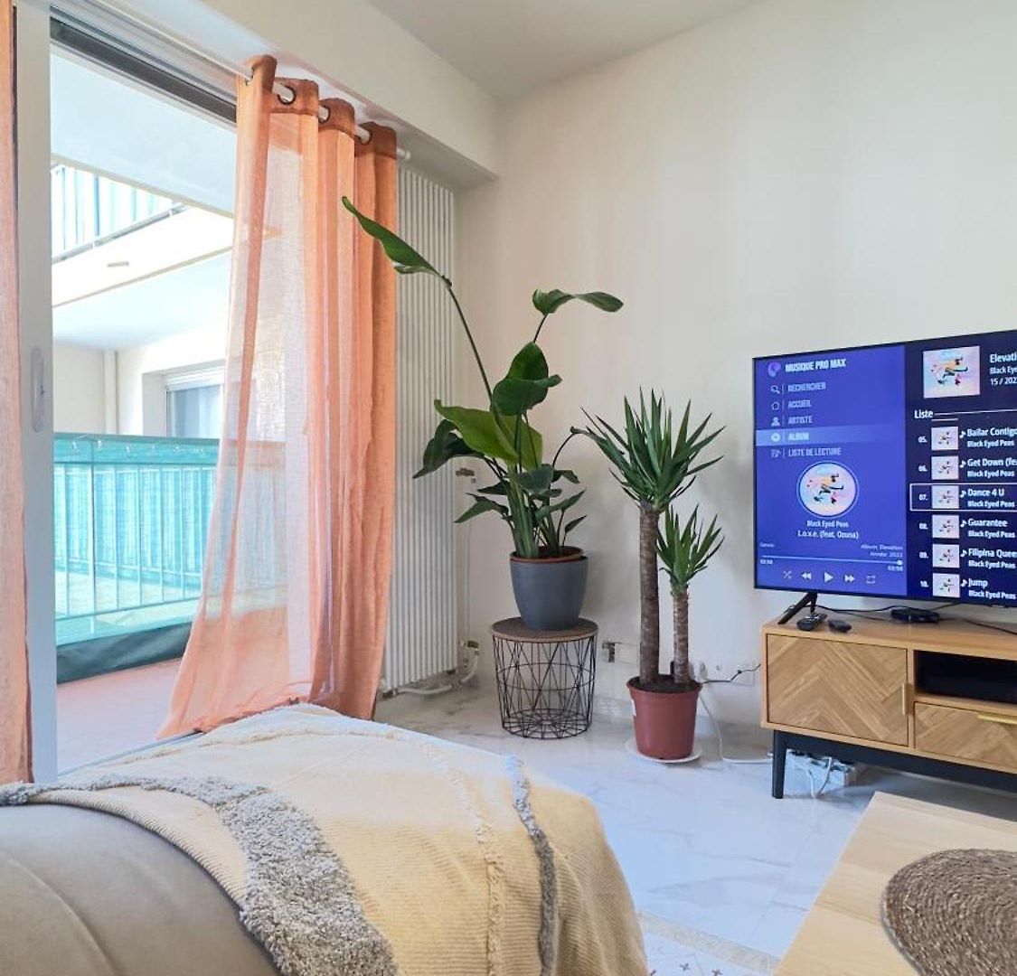 Charming And Spacious Two-room With Terrace And Ac Apartment
