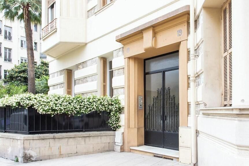 Appartement Avec Terrasse En Plein Cœur De à Deux Pas De La ! *