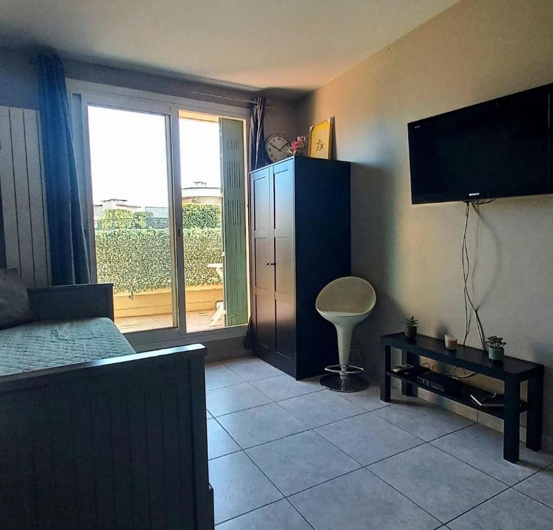 Charming With Terrace In Apartment