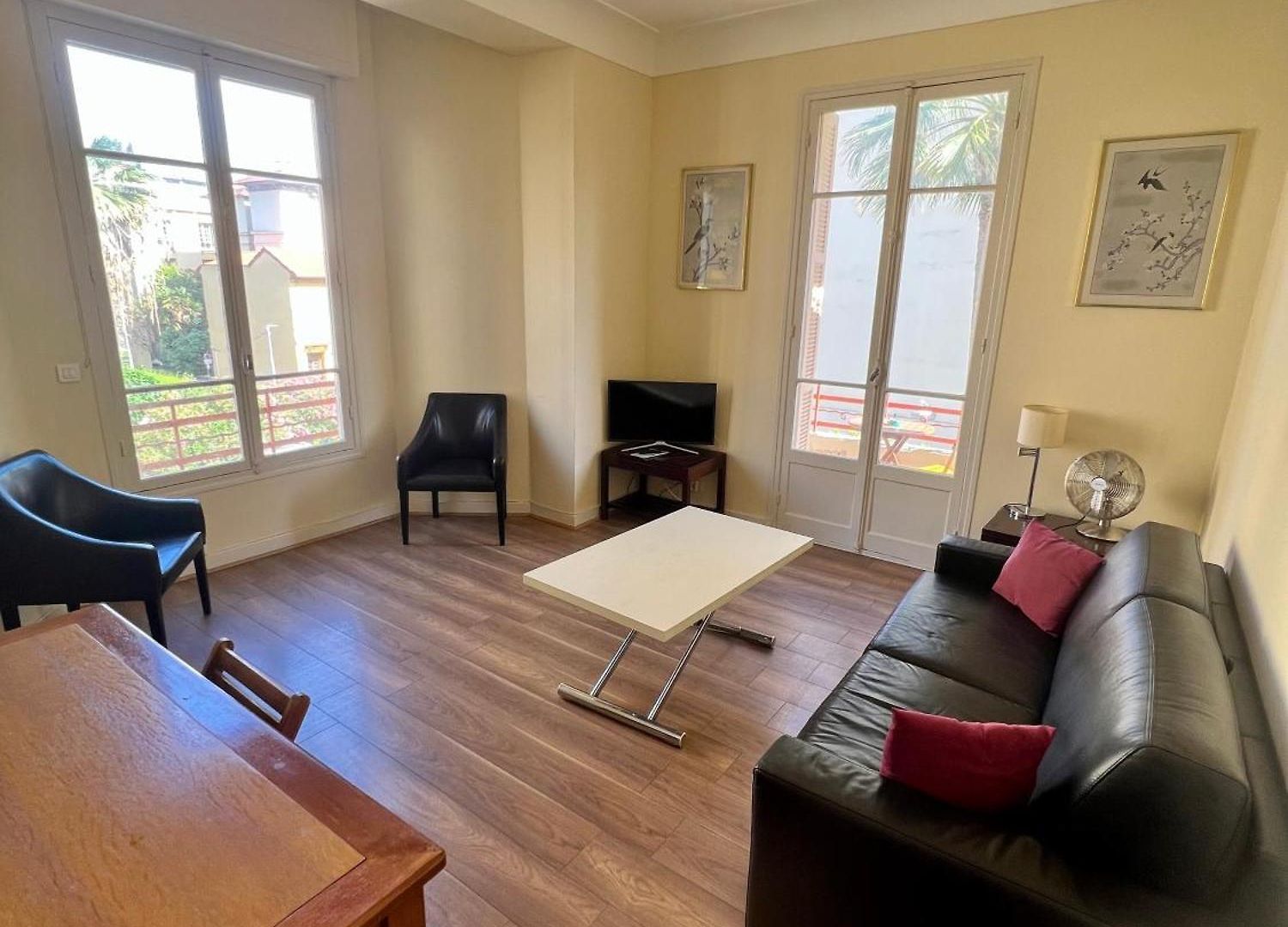 Appartement Avec Terrasse En Plein Cœur De à Deux Pas De La ! *