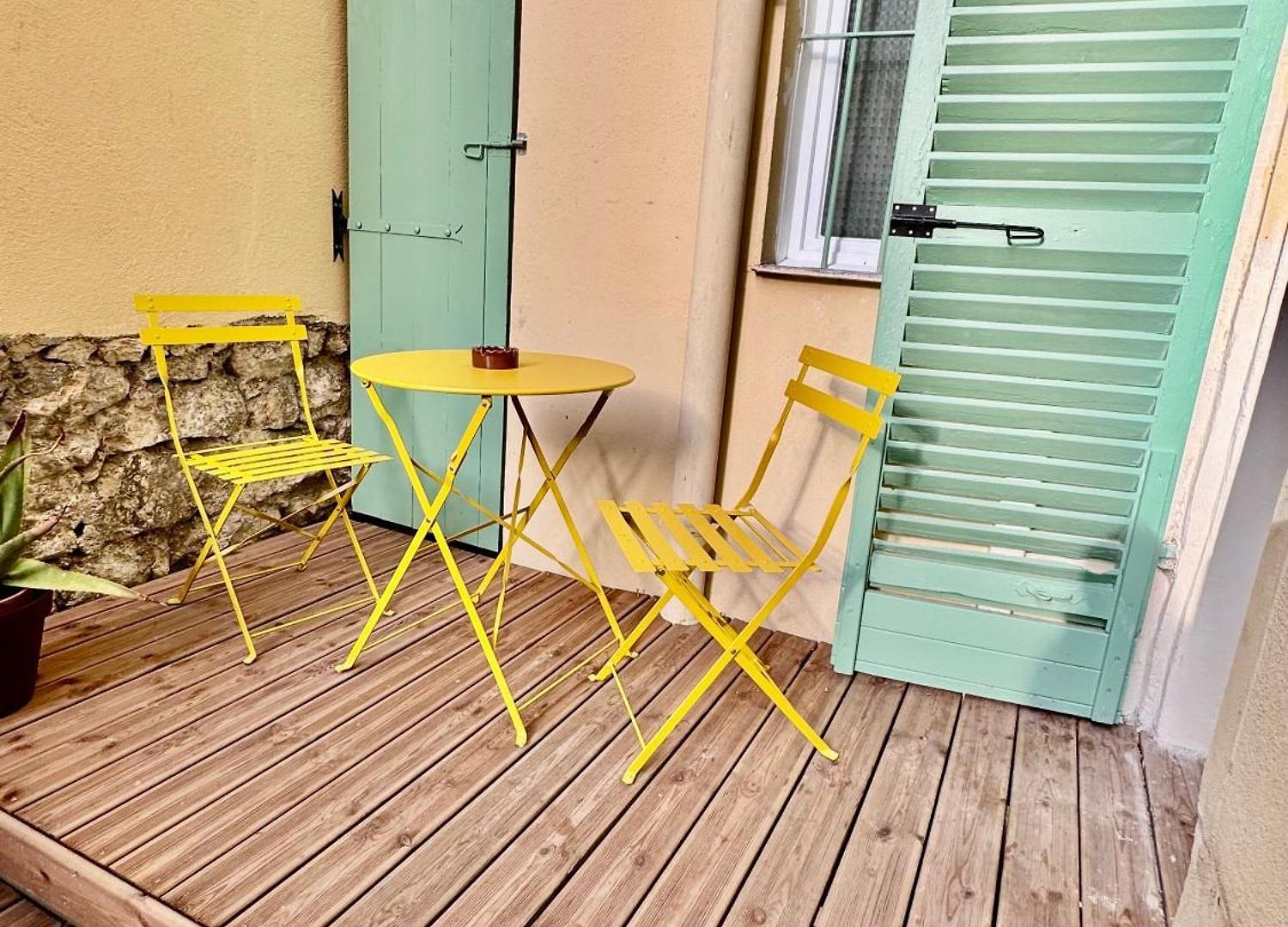 Joli 2 Pieces Avec Terrasse En Centre *