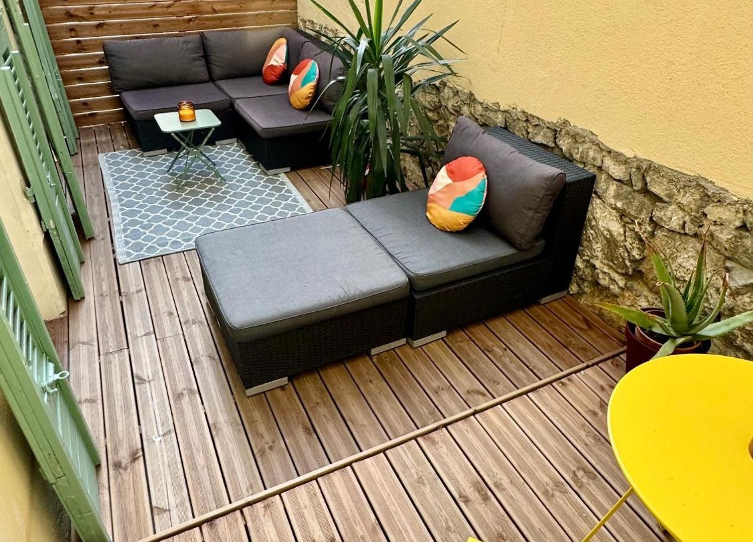 Joli 2 Pieces Avec Terrasse En Centre *