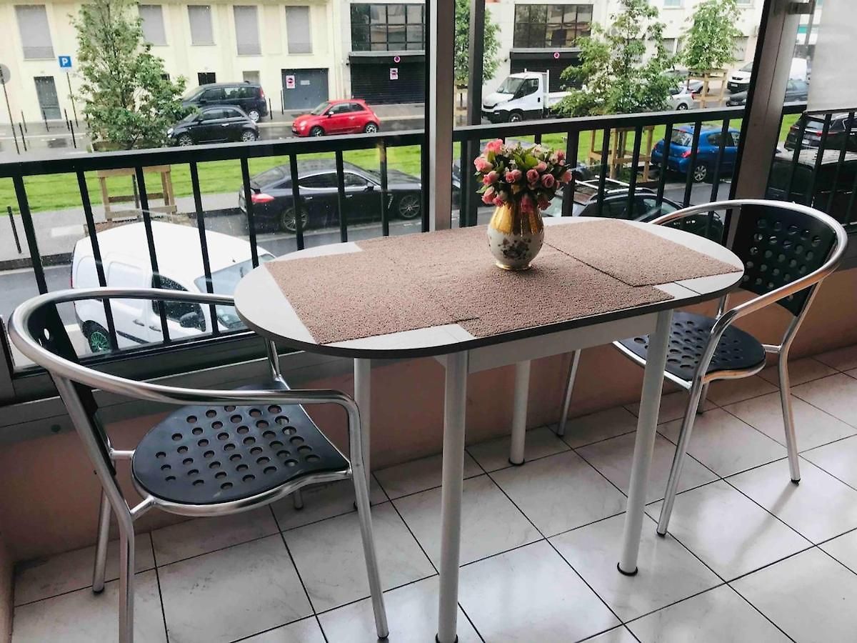 Spacious 2 Bedroom 1 Block From Beaches - And The Tram Nice