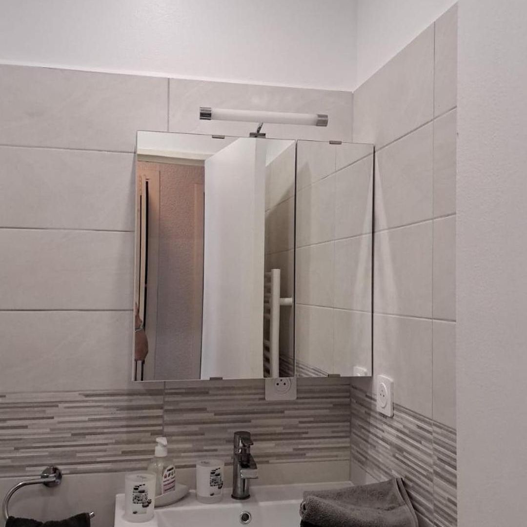Spacious 2 Bedroom 1 Block From Beaches - And The Tram