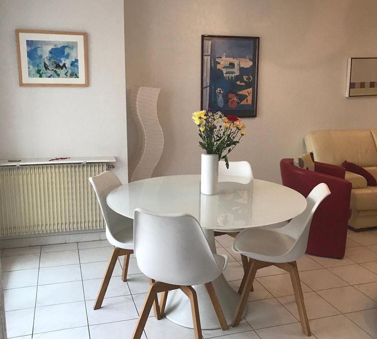 Spacious 2 Bedroom 1 Block From Beaches - And The Tram *