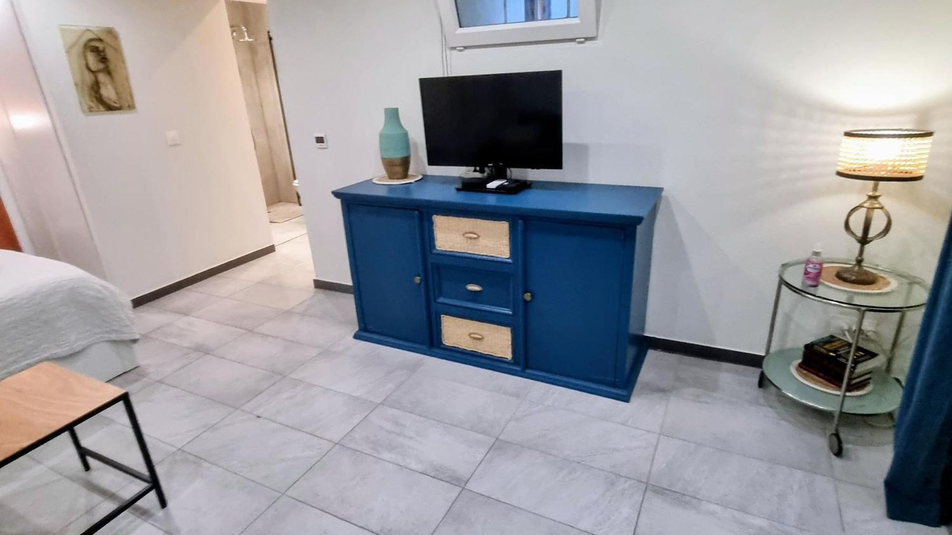 Spacious Full Of Charm, Recently Updated Apartment *