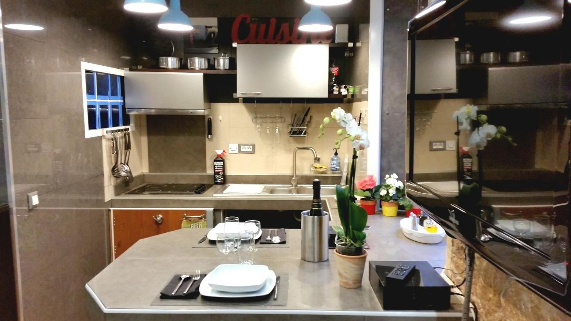 Bonaparte, Bienvenue Dans Le Quartier Du Port, Le Quartier De Avec Son Ambiance Estivale Qui Respire Les Vacances, Rafraîchissement Garantie Pour Arrivée Toute En Douceur Appartement