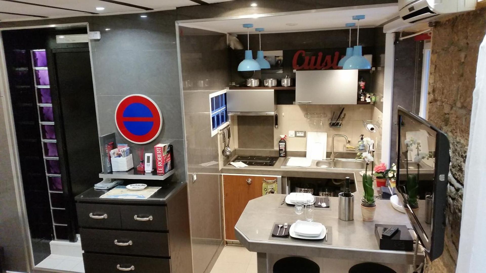 Bonaparte, Bienvenue Dans Le Quartier Du Port, Le Quartier De Avec Son Ambiance Estivale Qui Respire Les Vacances, Rafraîchissement Garantie Pour Arrivée Toute En Douceur