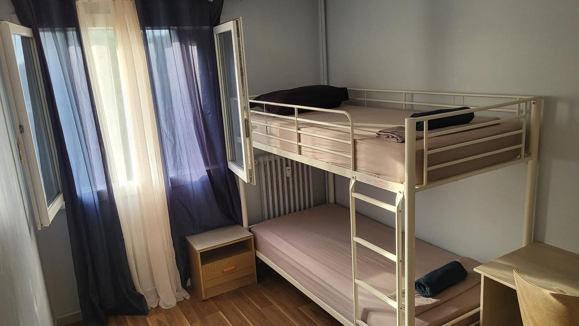 Homestay Private Room-3 In Hannana Apartment- 2 Min Walk To Tram 12 Min To Train Station 15 Min To Massena Place