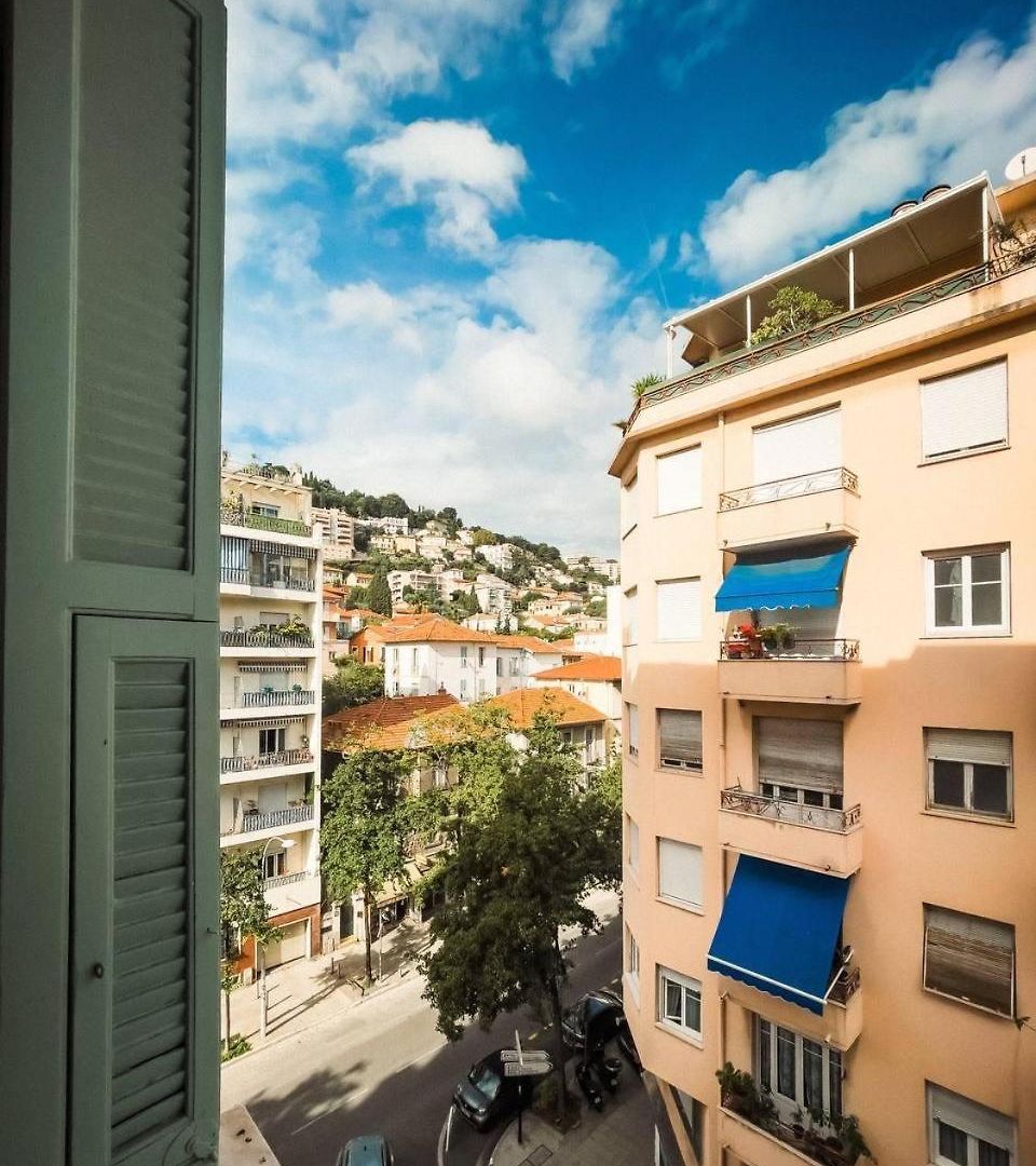 Typical Neighborhood 15 Min From * Nice