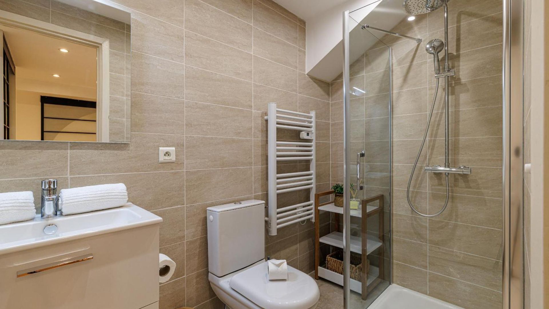 Massena Street - 1 Bdr Duplex With Ac & Parking *
