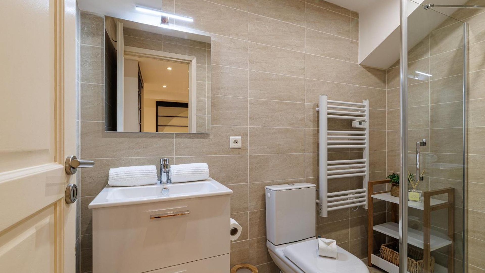 Massena Street - 1 Bdr Duplex With Ac & Parking Nice