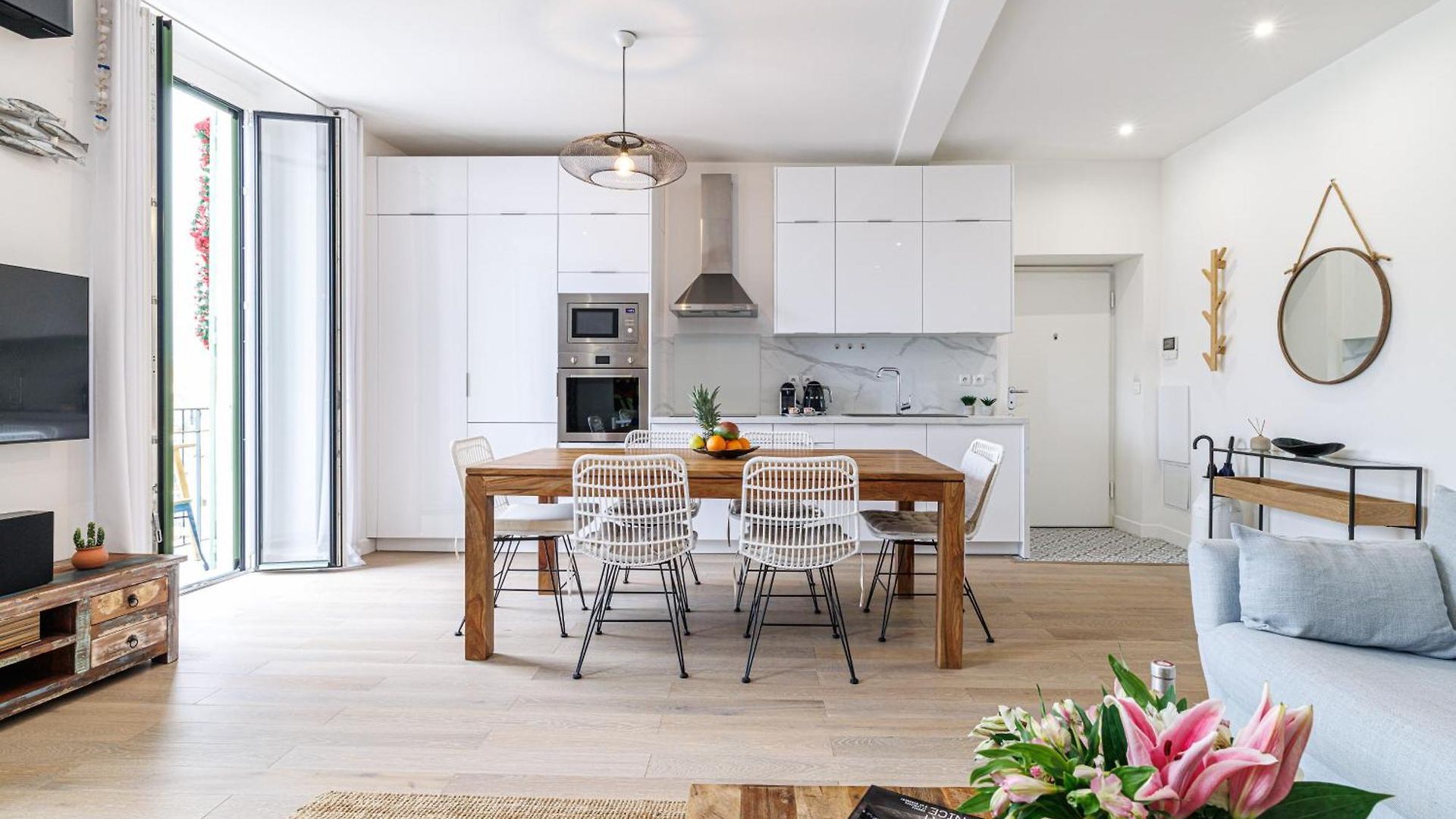 Sunlight - Archibald - Port Area, 2 Bedrooms, Stunning With Balcony & Parking