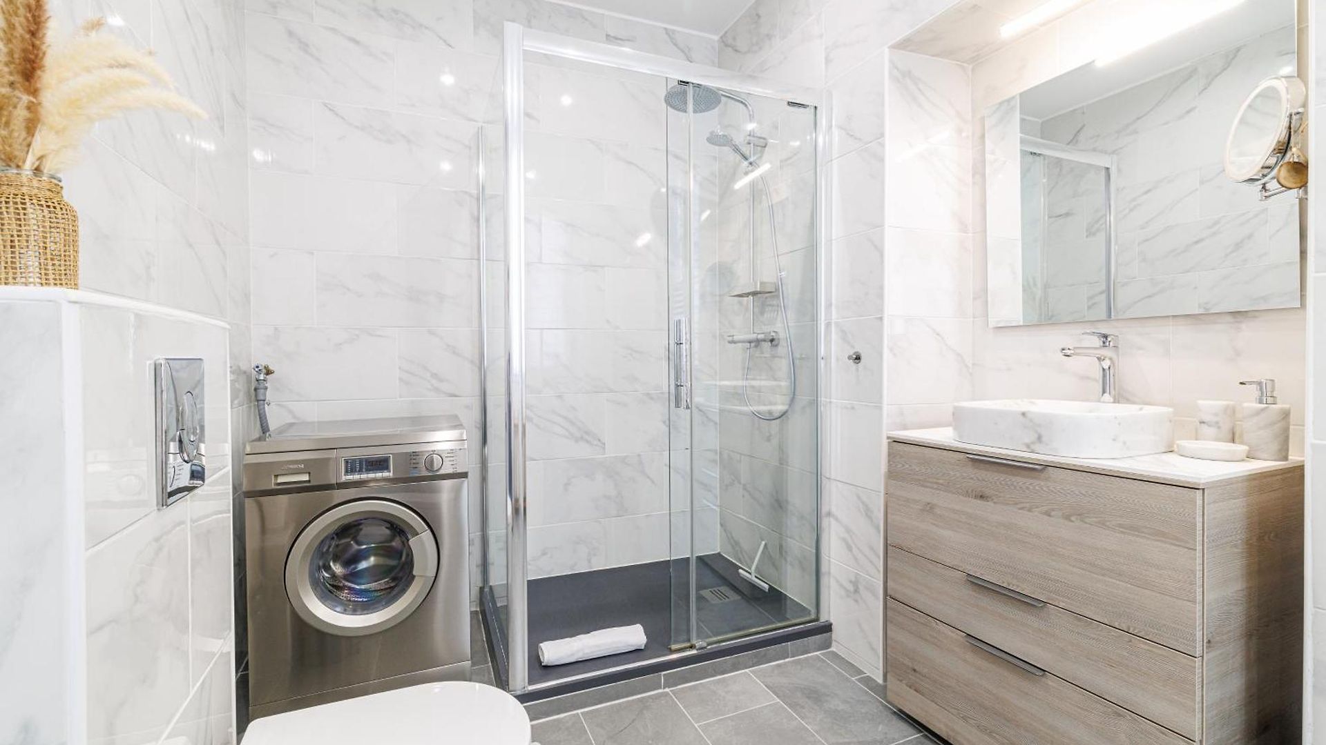 Apartment Sunlight - Archibald - Port Area, 2 Bedrooms, Stunning With Balcony & Parking