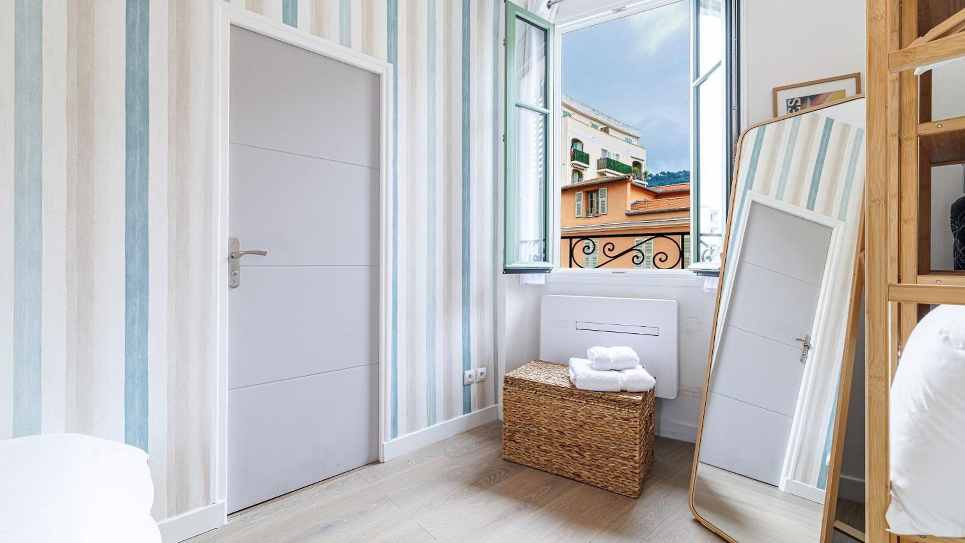 Sunlight - Archibald - Port Area, 2 Bedrooms, Stunning With Balcony & Parking *