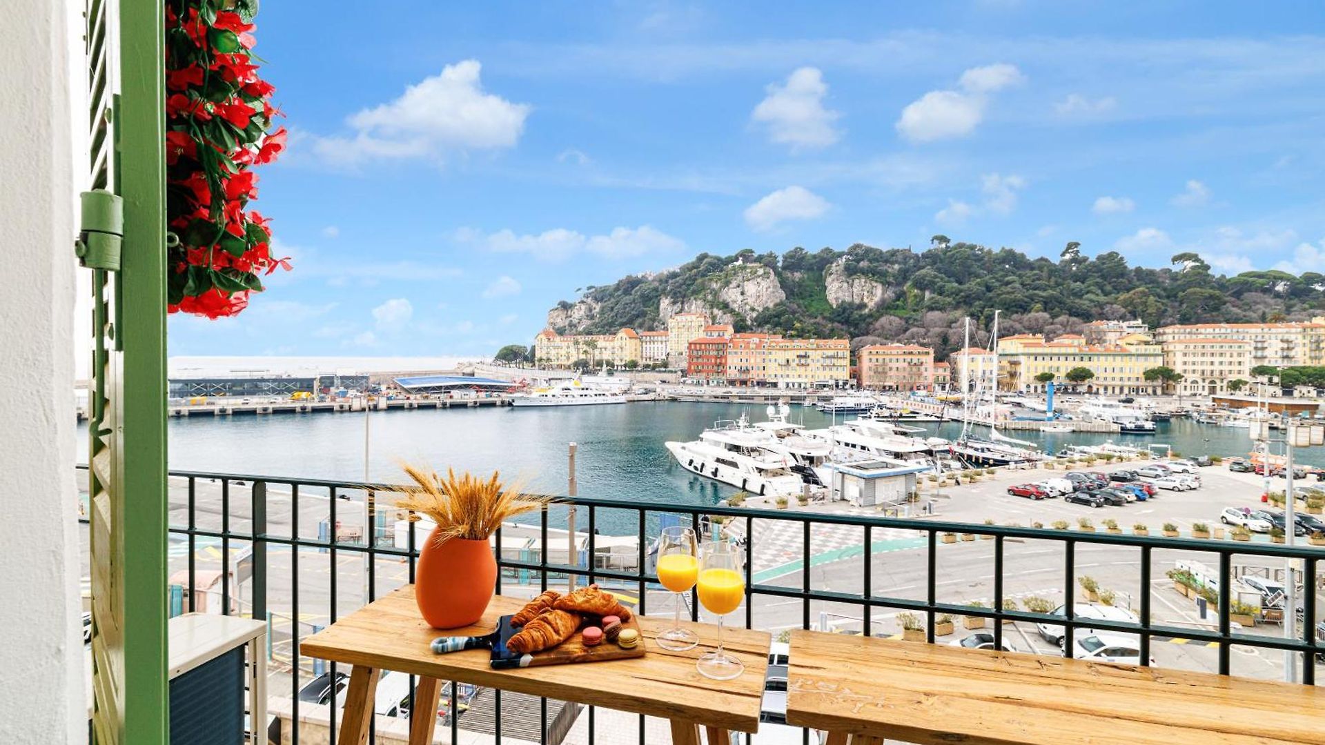 Sunlight - Archibald - Port Area, 2 Bedrooms, Stunning With Balcony & Parking Apartment Nice