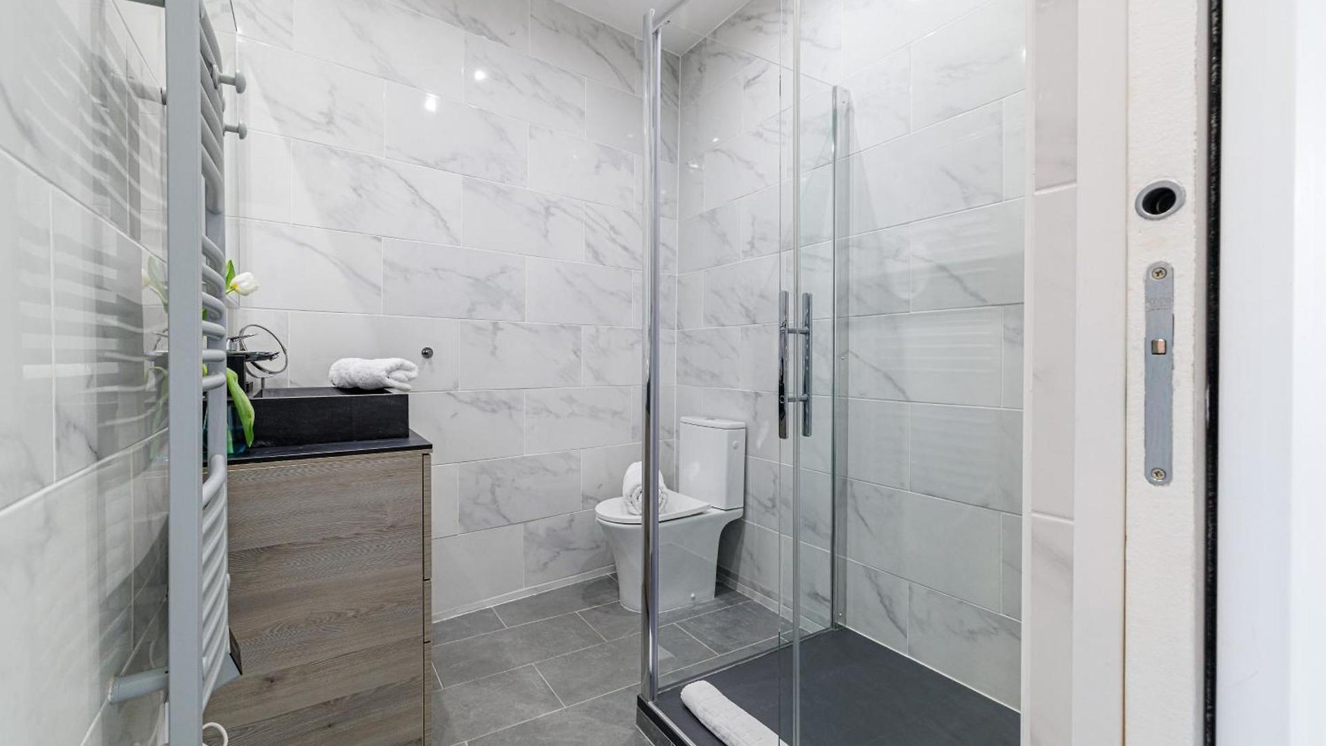 Sunlight - Archibald - Port Area, 2 Bedrooms, Stunning With Balcony & Parking Apartment *