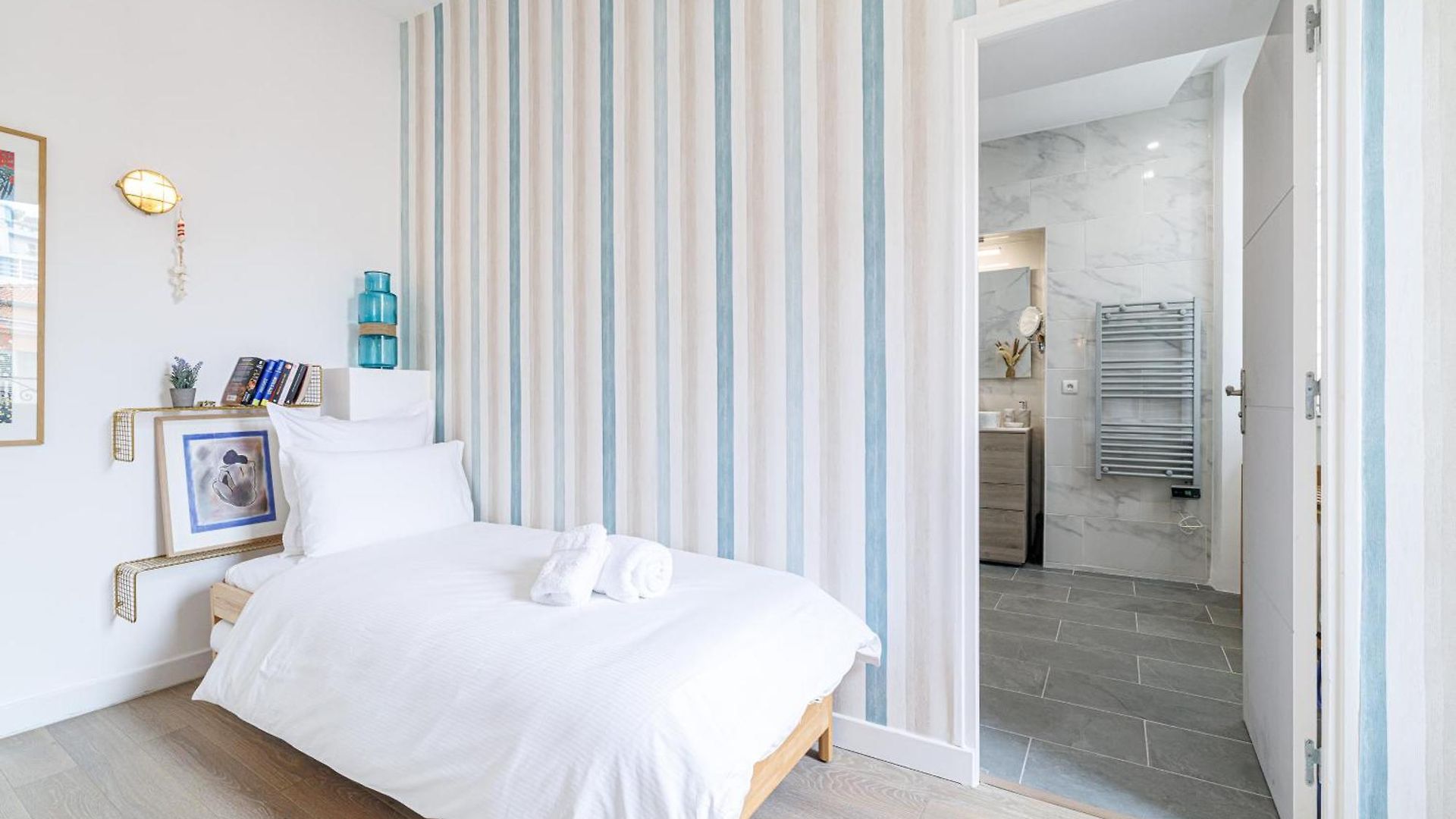Sunlight - Archibald - Port Area, 2 Bedrooms, Stunning With Balcony & Parking Apartment *