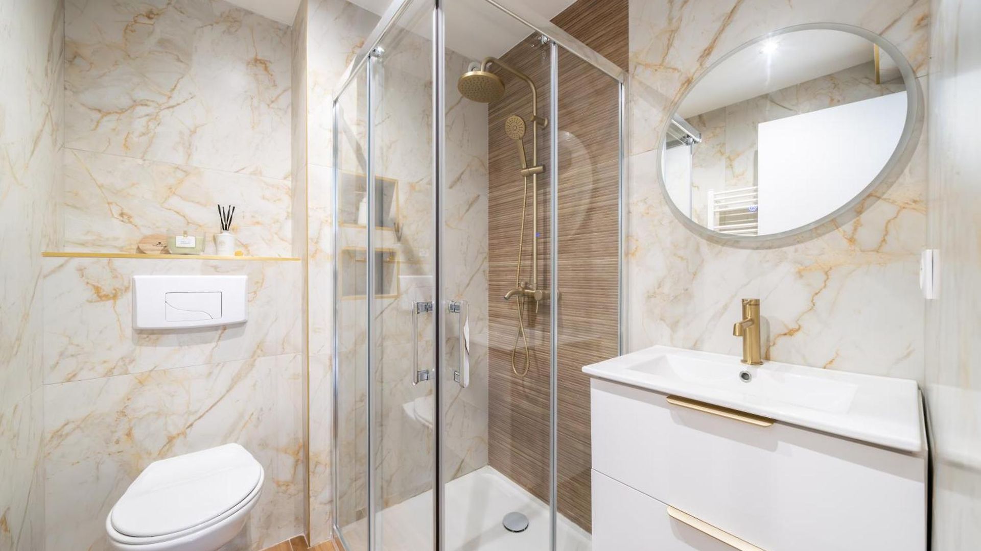 Modern Apartment, Steps From Tramway *
