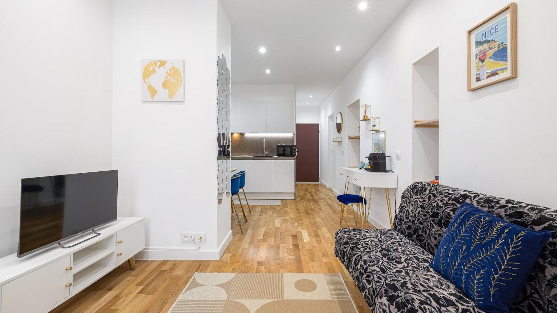 Renting - 5 Massena - Elegant Air-conditioned Cocoon Quiet Patio Massena