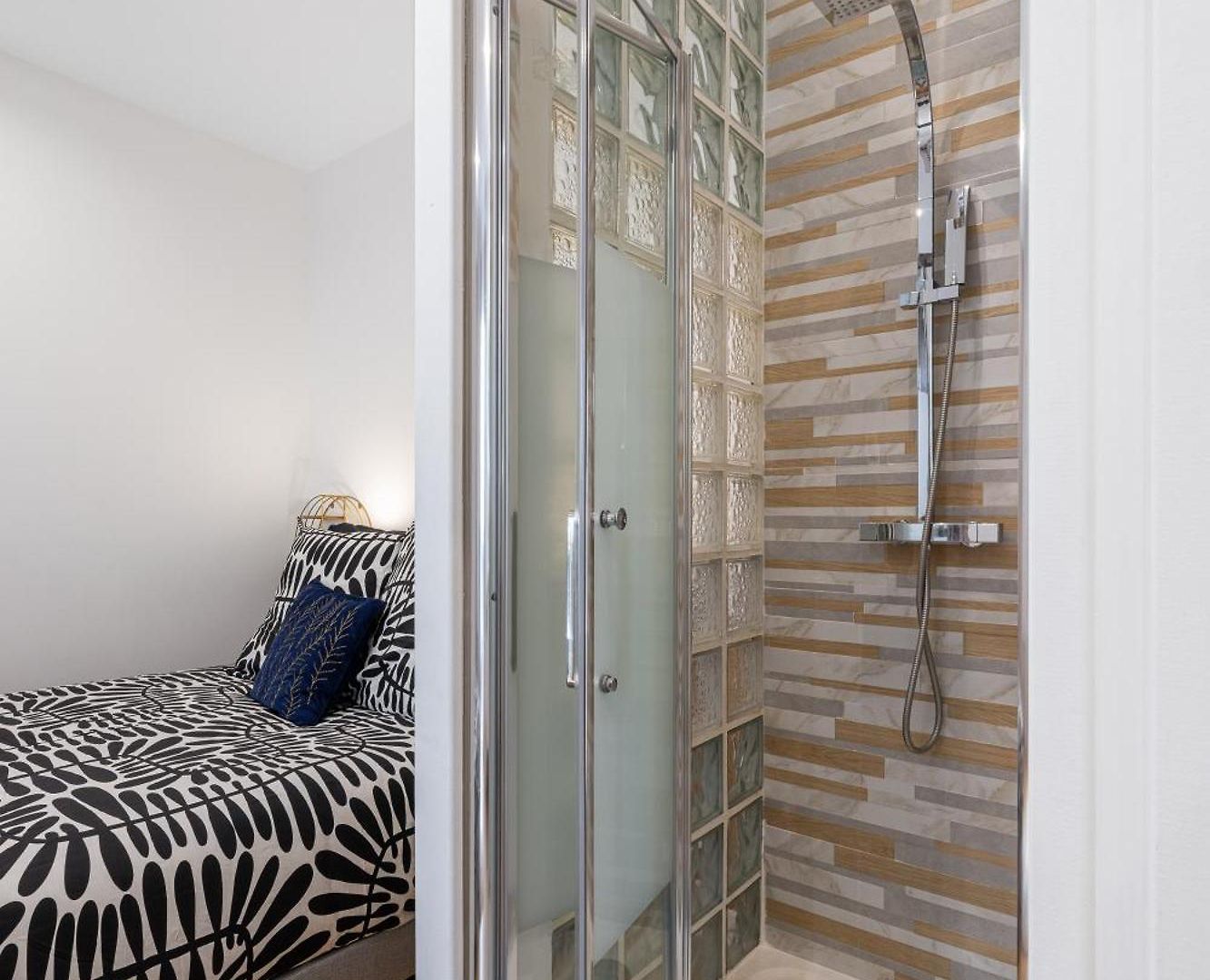 Renting - 5 Massena - Elegant Air-conditioned Cocoon Quiet Patio Massena