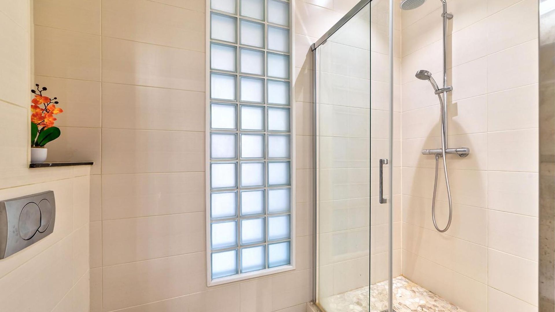Elegant In Centre With Grand Terrace Appartement