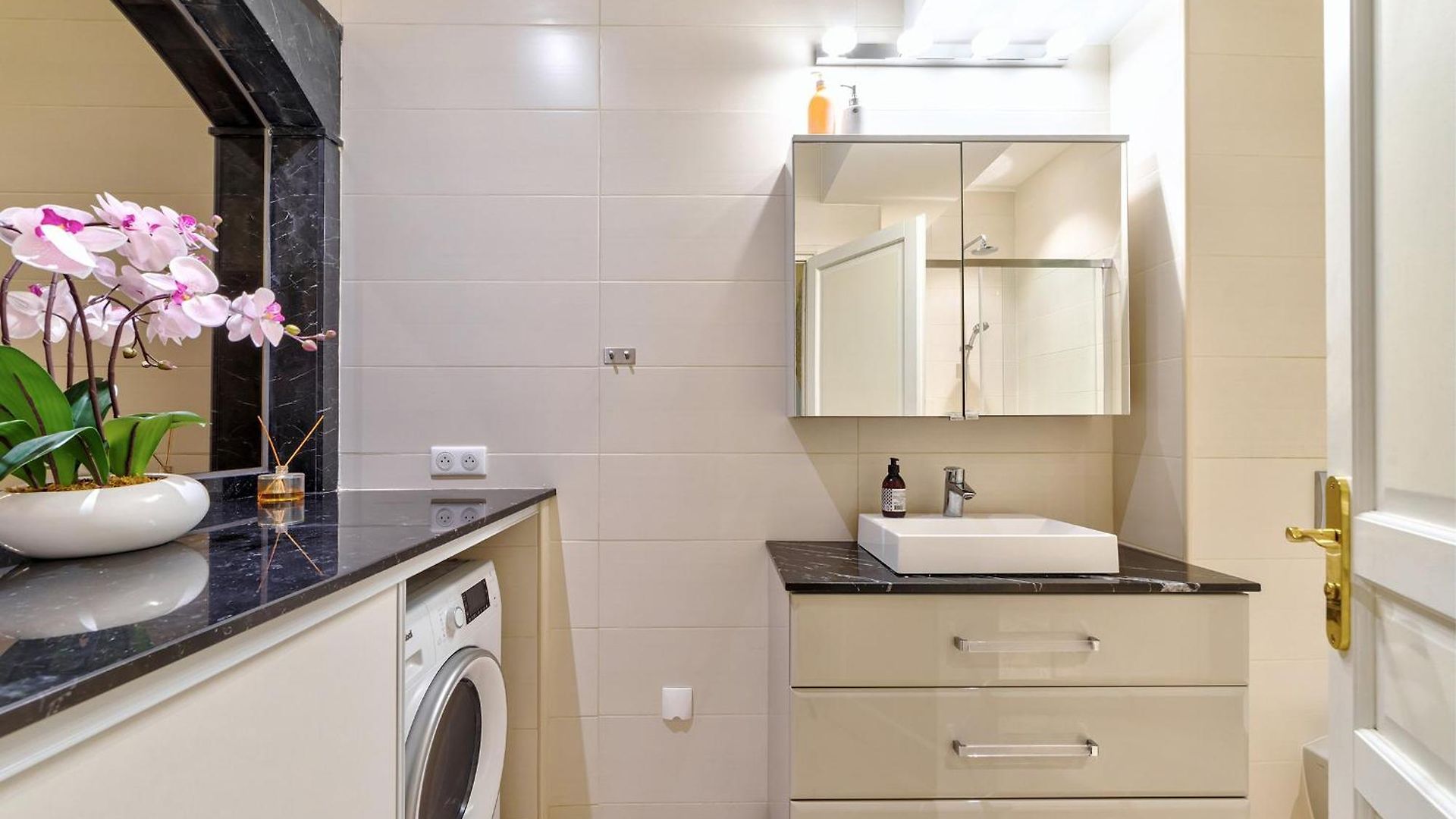 Elegant In Centre With Grand Terrace *