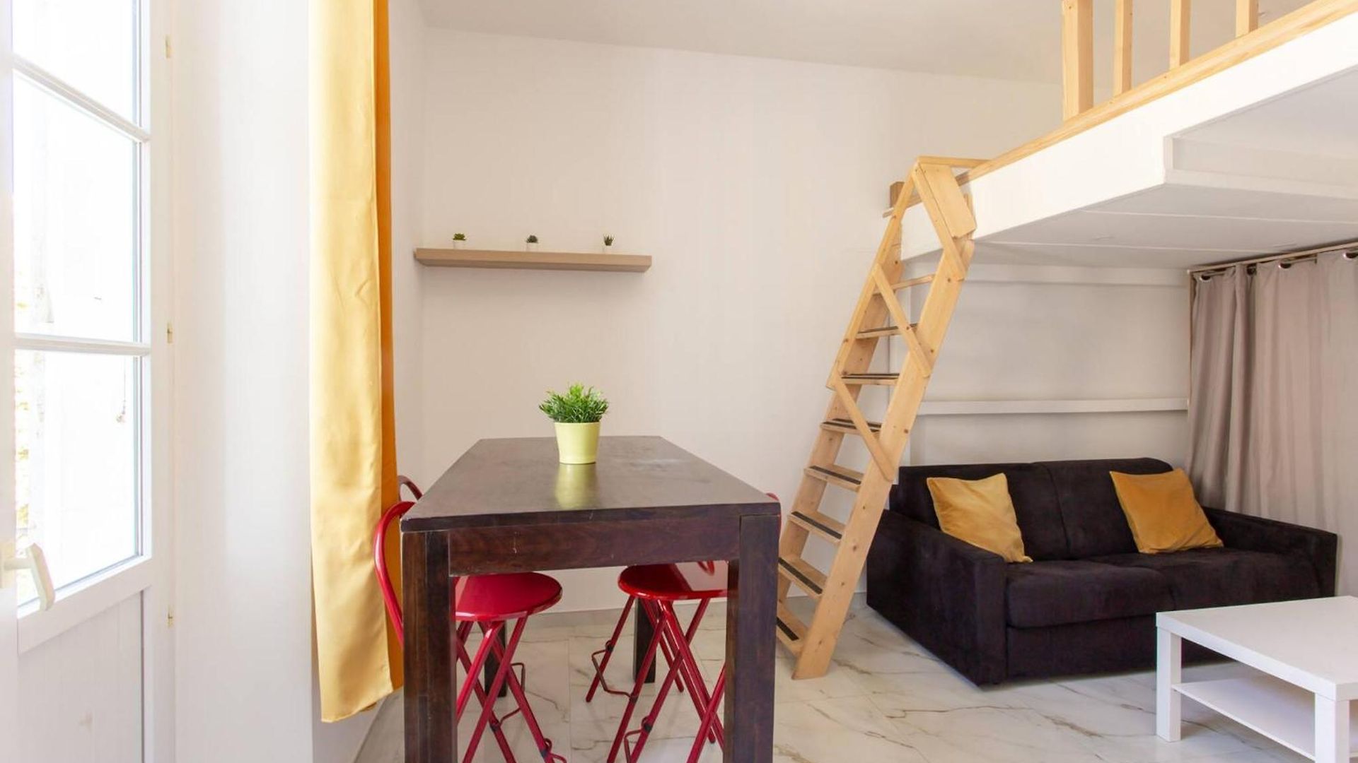 Gioa- Avec Balcon, Place Garibaldi -paillon *