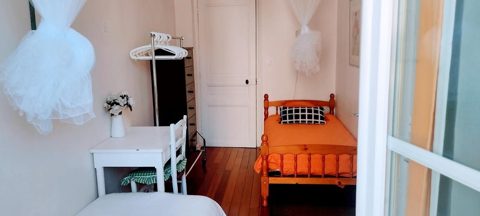Guest Bedroom In Private Home, Quiet, Elegant, 10 Mins To Beach, 1 Triple And 1 Double Bedrooms Séjour chez l'habitant *
