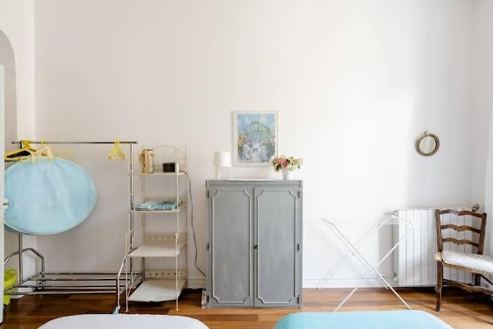 Guest Bedroom In Private Home, Quiet, Elegant, 10 Mins To Beach, 1 Triple And 1 Double Bedrooms Séjour chez l'habitant
