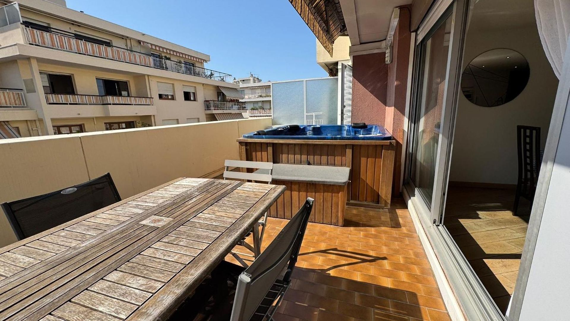 Siena - 6 Personnes Avec Terrasse Et Jacuzzi Plein Coeur Centre-ville Quartier Du Port De Apartment Nice