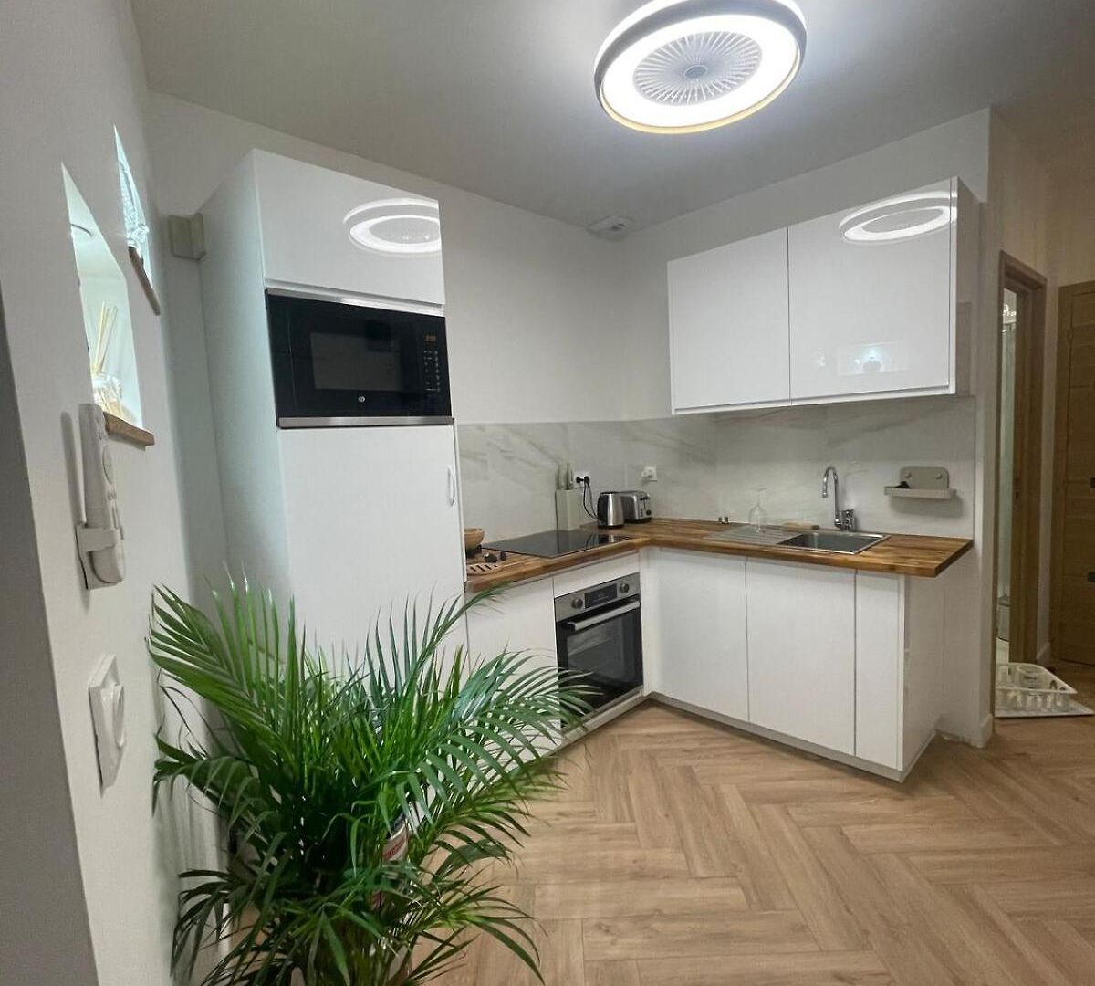 Recently Renovated In Quiet Area In Heart Of Old Apartment