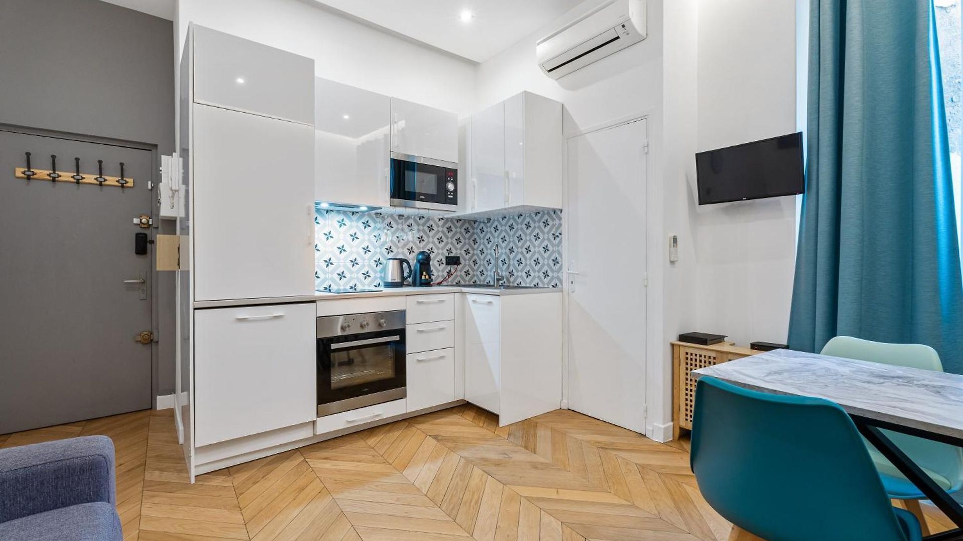 Renting - Verdun - Designer Cocoon Massena Calm Air Conditioning Apartment *
