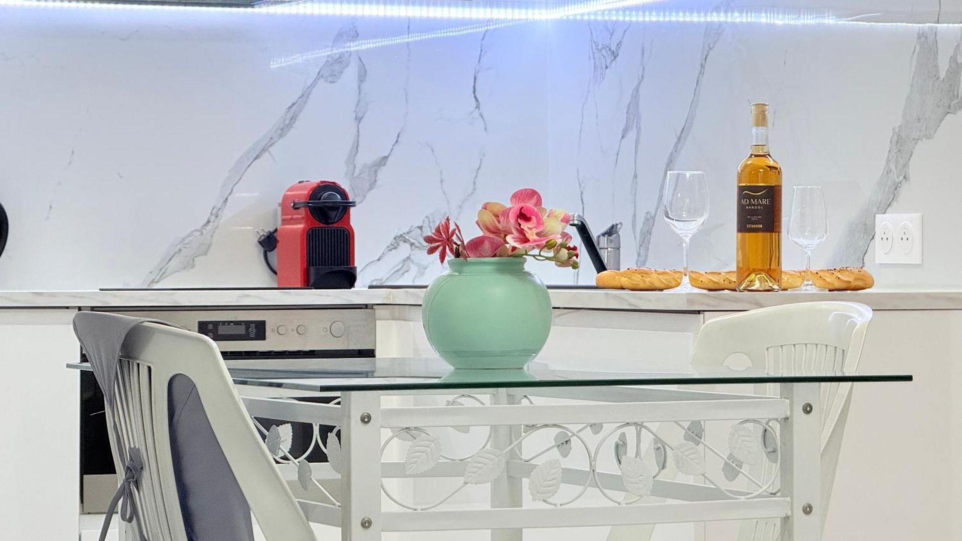 Place Close To The Ac Air , Wi Fi, Parking Appartement *