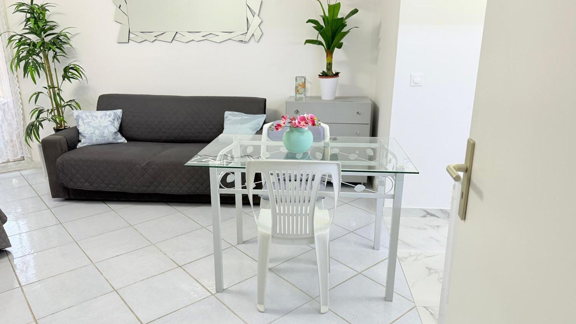 Place Close To The Ac Air , Wi Fi, Parking Appartement *