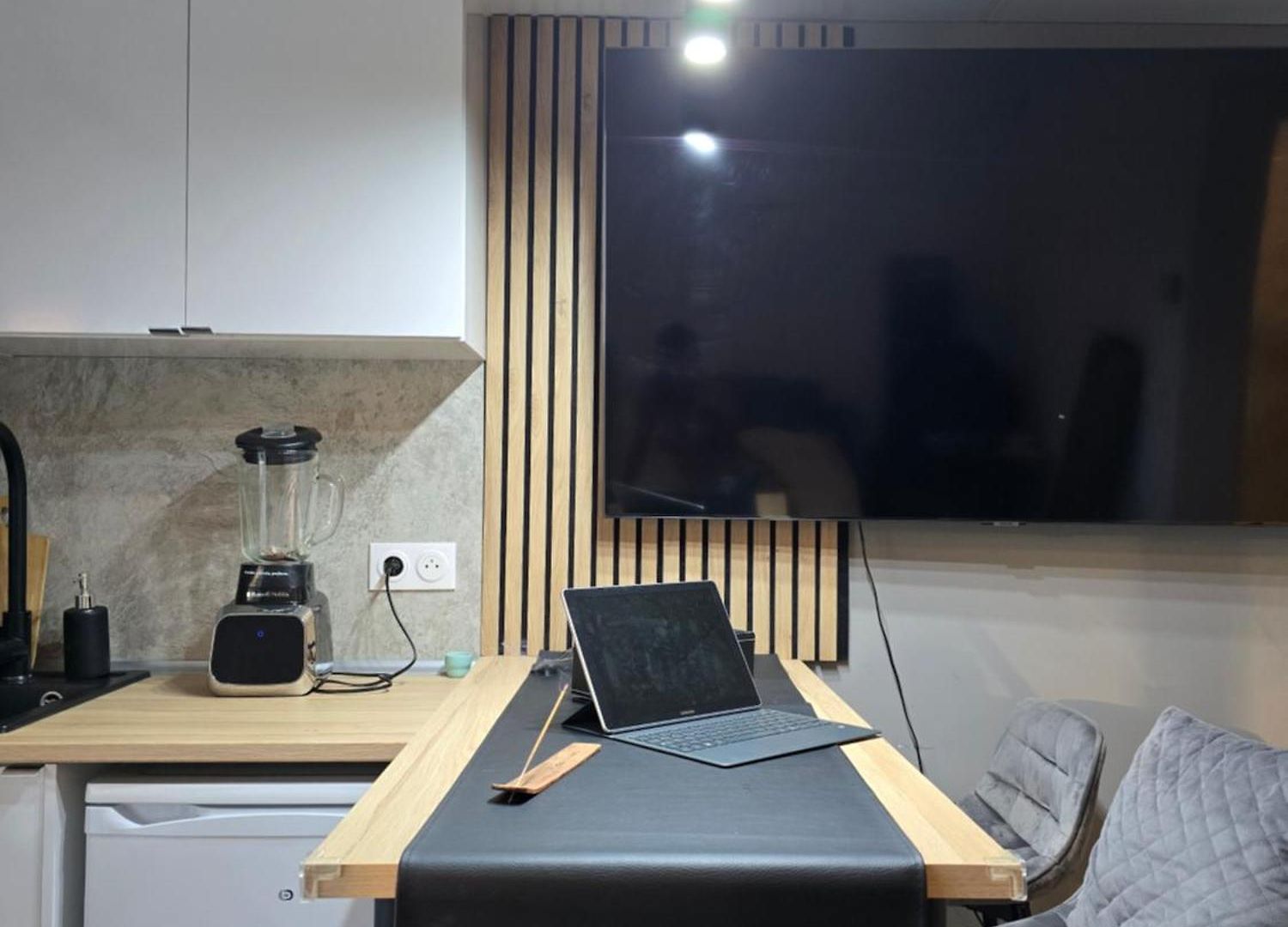 Lovely 1 Bedroom Vacation With Free Parking.