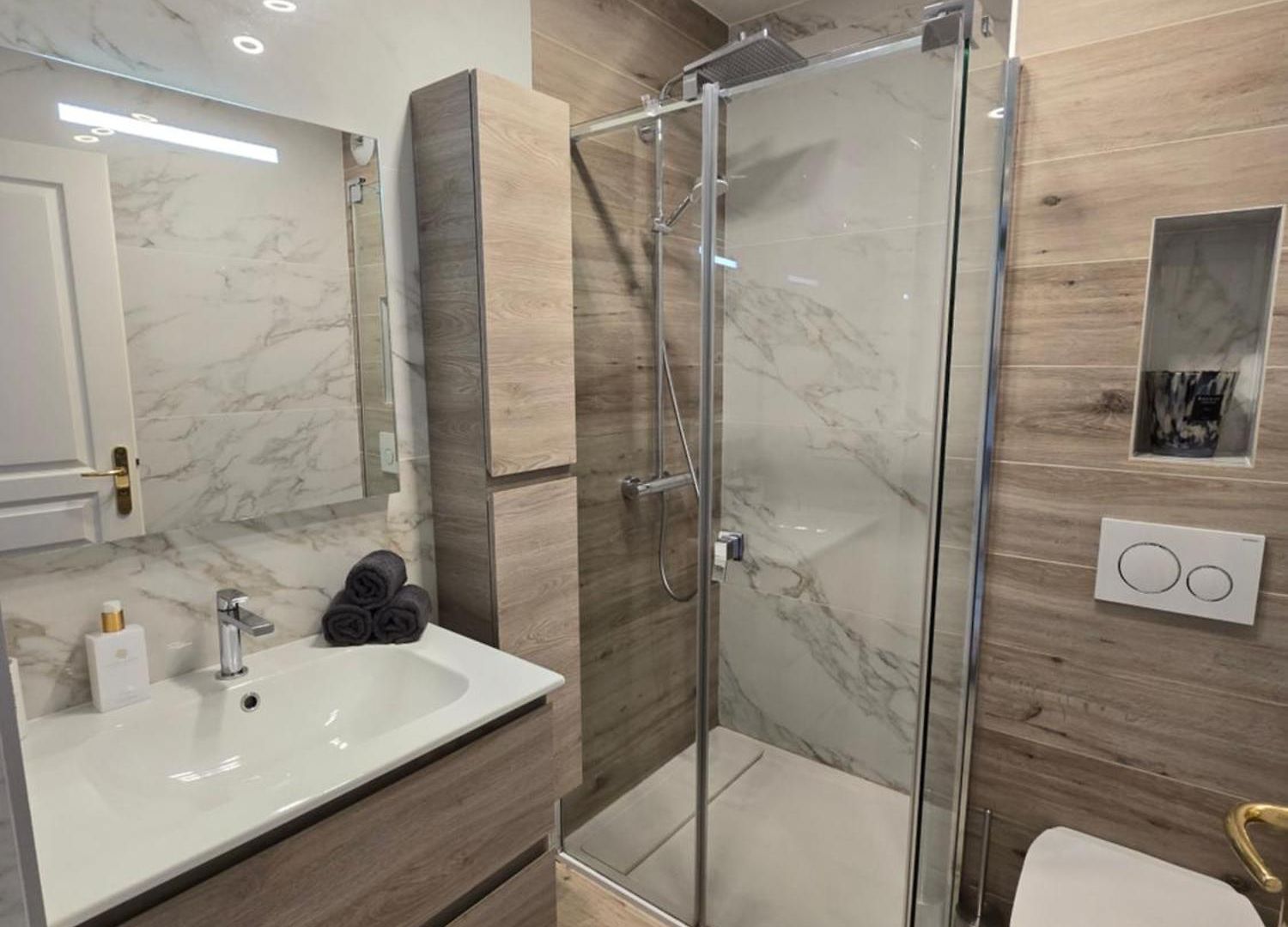 Lovely 1 Bedroom Vacation With Free Parking. *